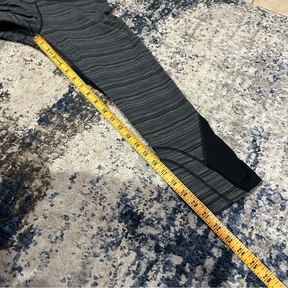 Lululemon Women’s Run: Inspire Crop II Mesh in Cyber Stripe Deep Coal Capris 8 - Picture 10 of 10